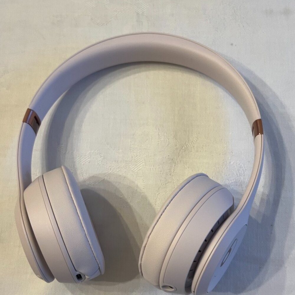 Beats Solo 4 wireless headphones, Cloud Pink